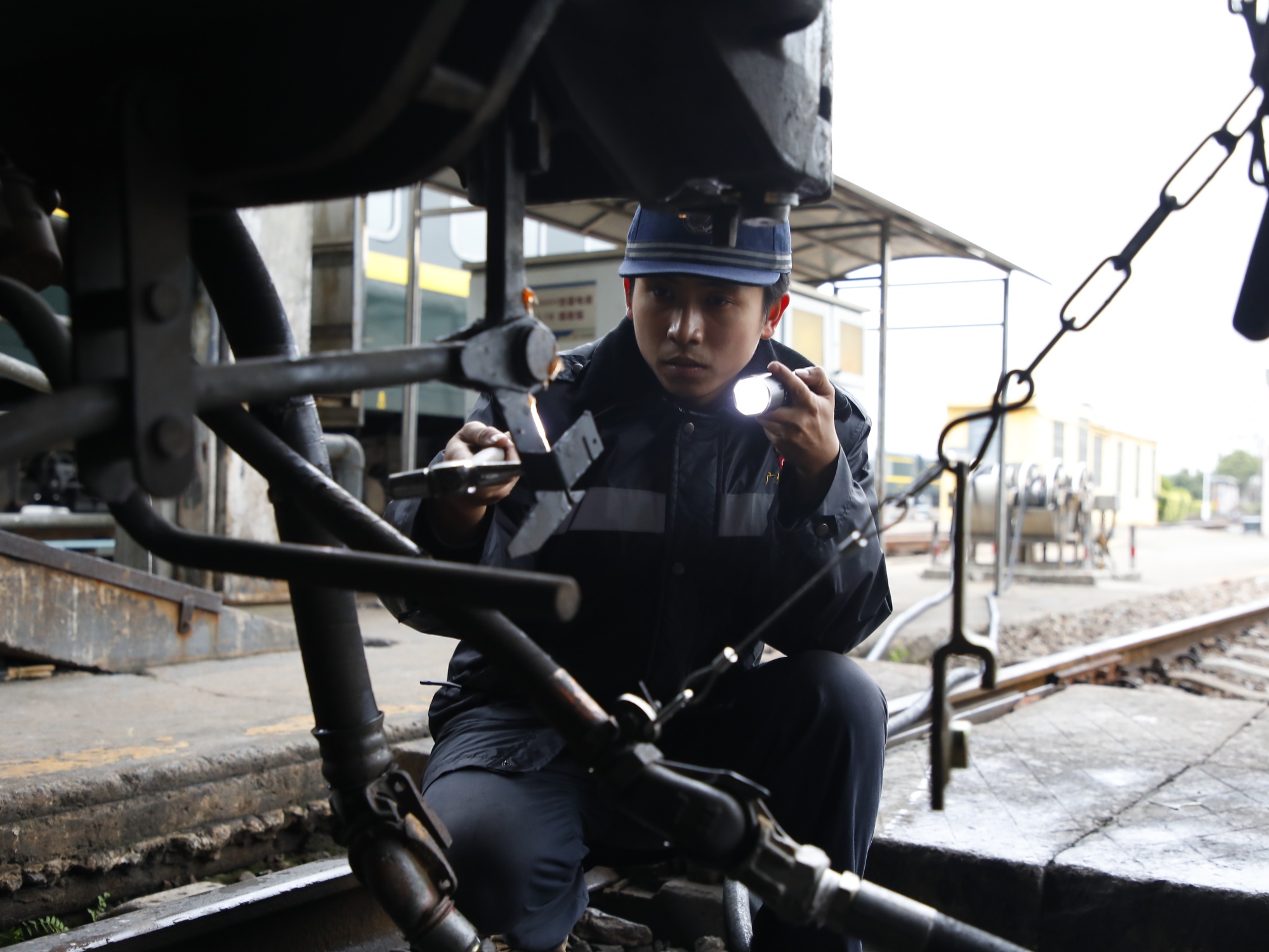 广州“00后”铁路检车员的坚守