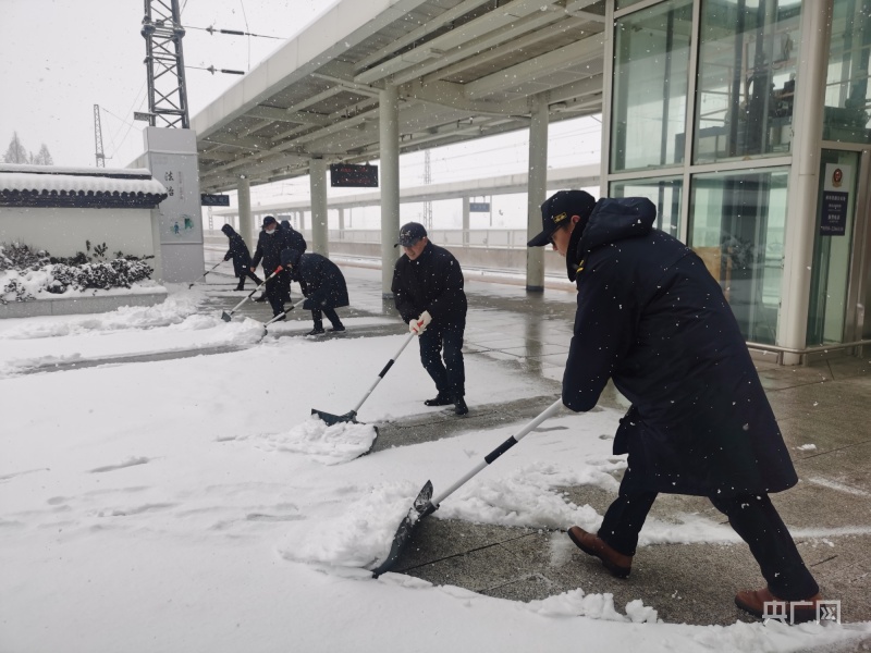以雪为令 蚌埠站铁路职工清雪保畅通