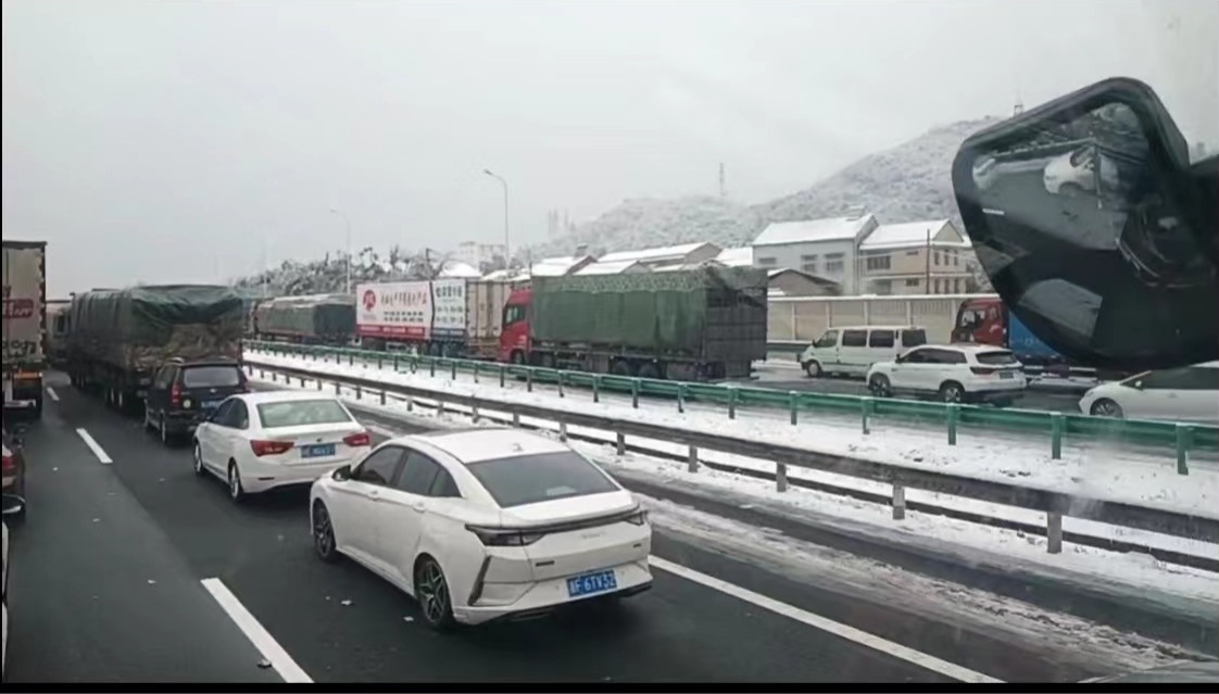 被暴雪冻雨困住的返乡人：有人堵车48小时