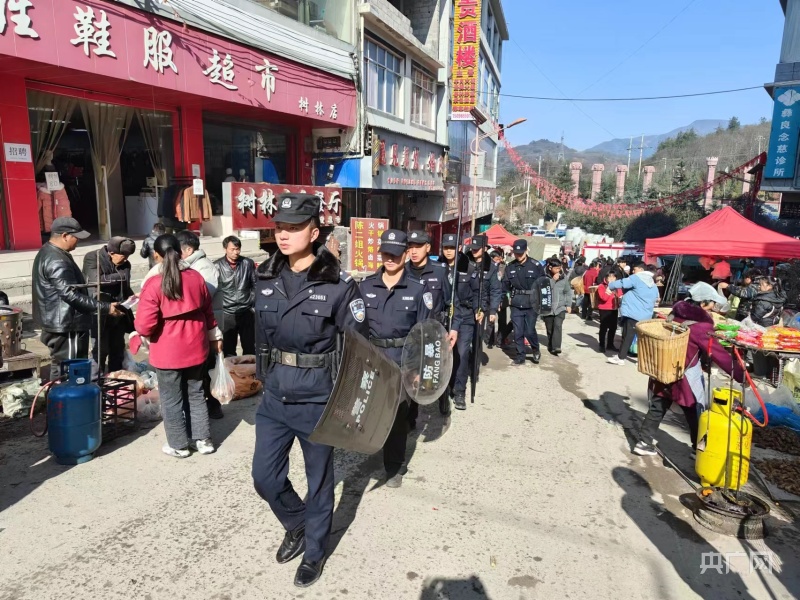 彝良公安：服务集市护安全 守护人间烟火气