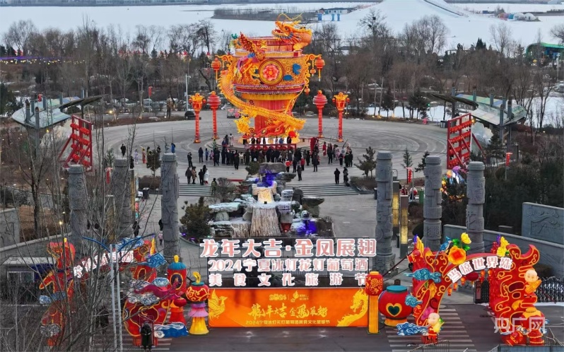 宁夏百名劳模共赏银川花灯庆新春