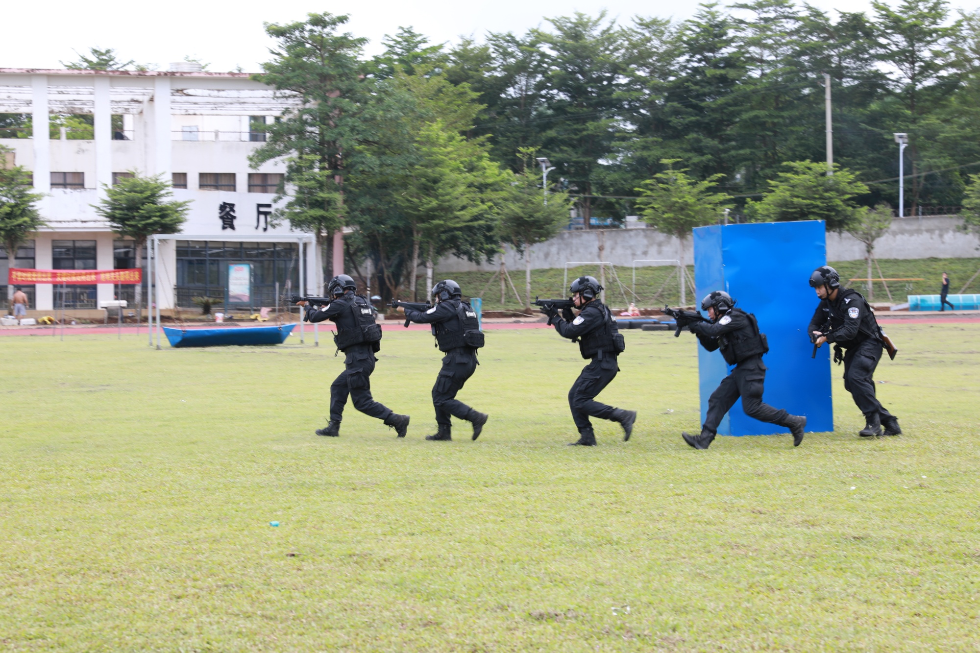 首页>海南频道>新闻速递> 海口公安特警正在训练(央广网发  袁文豪