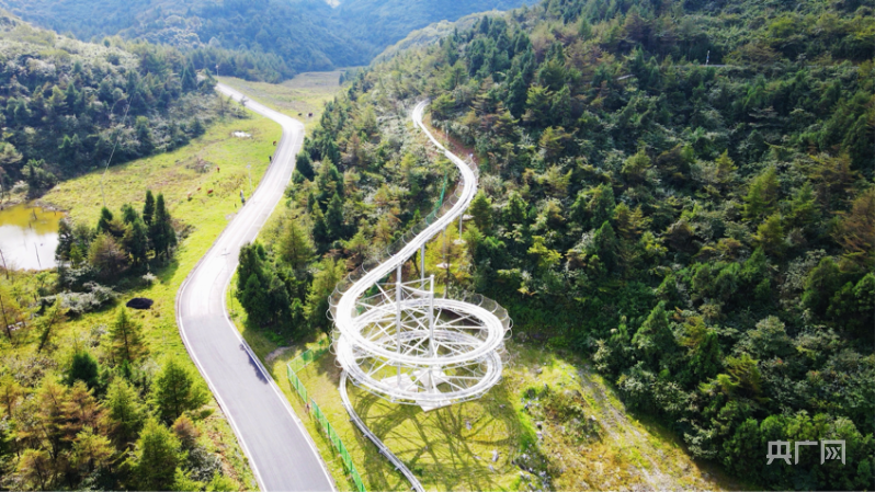 全国最长高山轨道滑车(南天湖景区供图)此外,游客还可以在南天湖景区