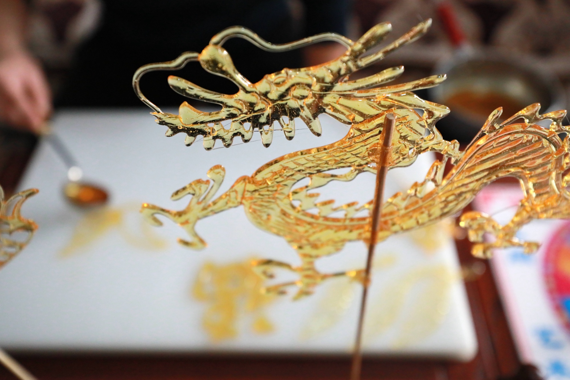 河北任泽画糖画感受年味儿过新年