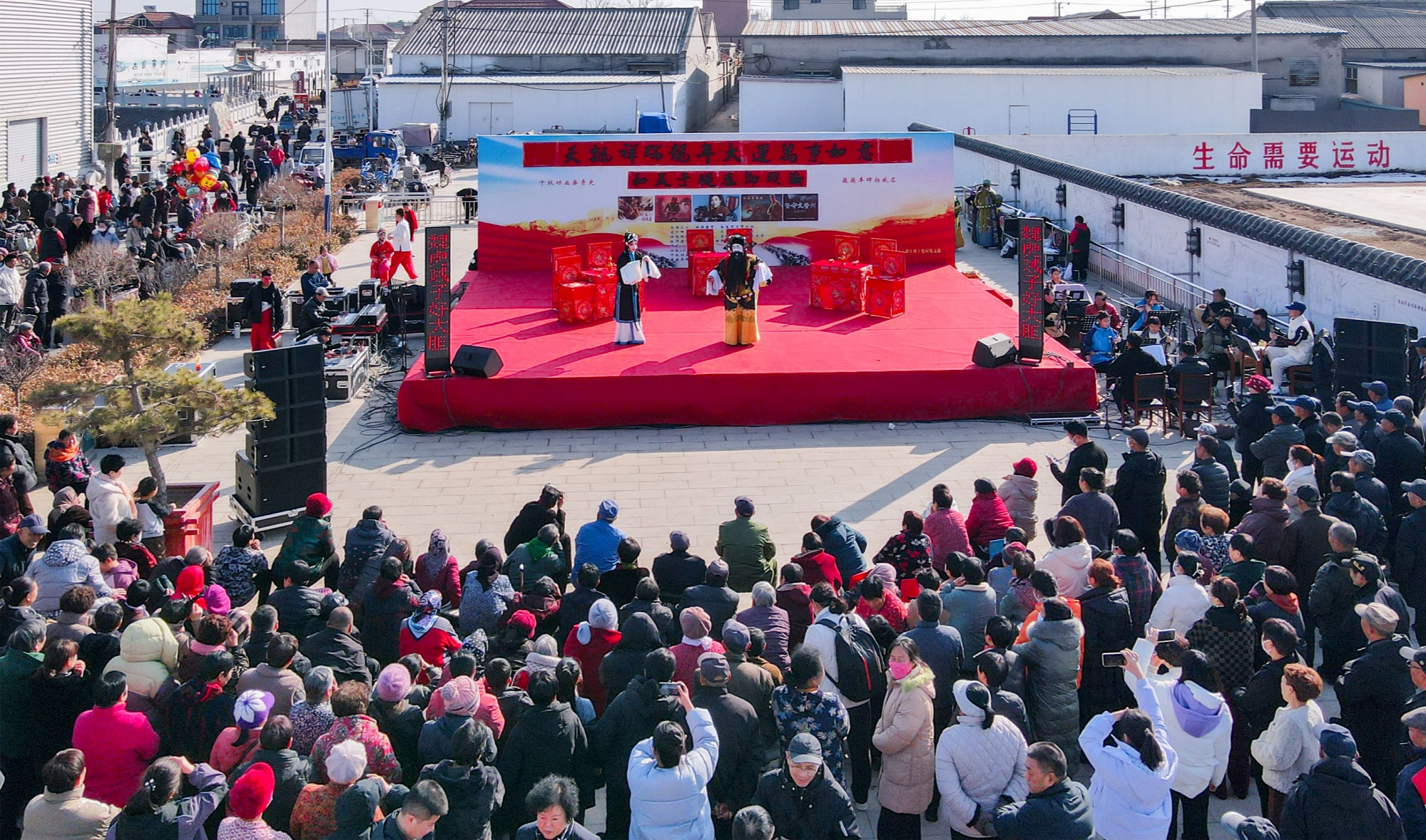 高阳县于堤村戏曲演出现场(范宝全  摄)在于堤村解秀梅英雄文化广场上