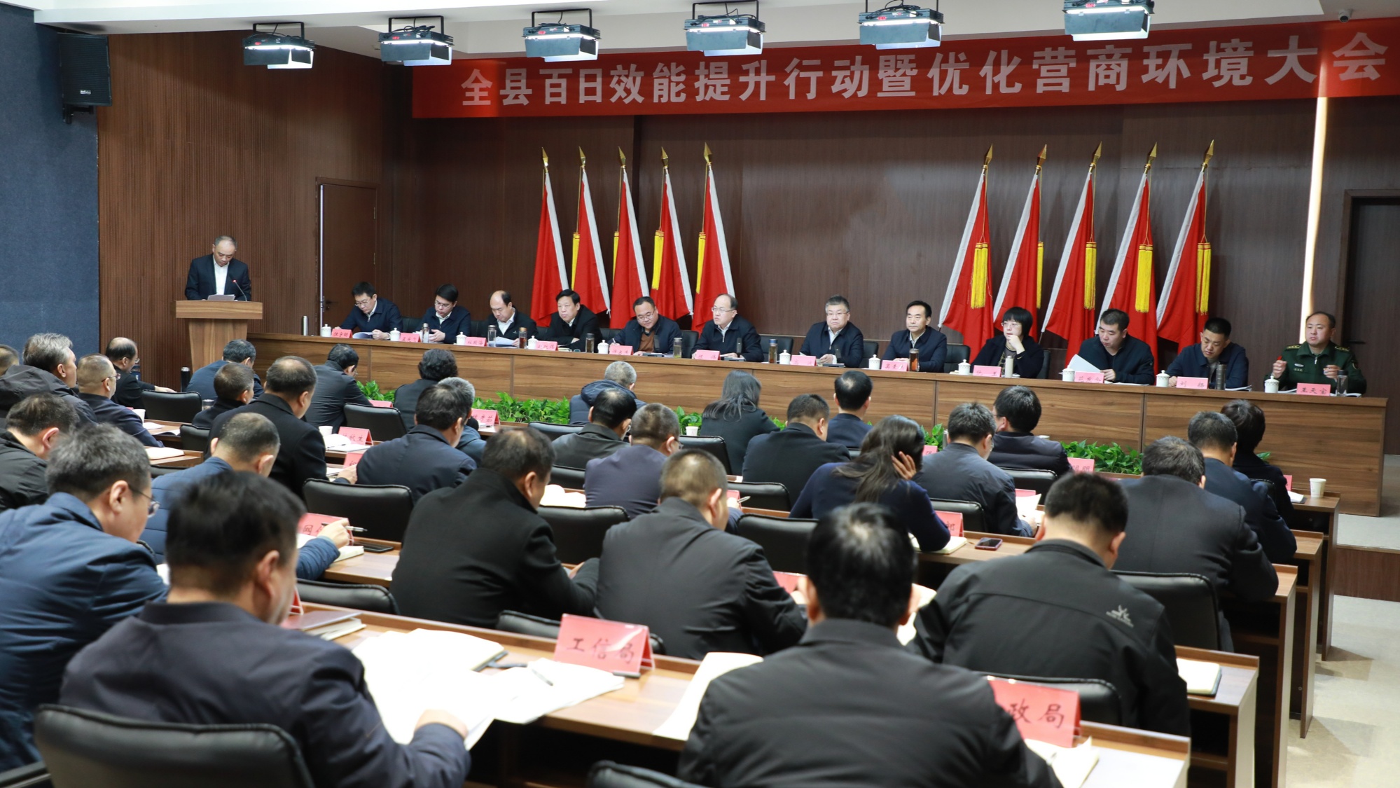 摄)蠡县县委书记陈伟表示,新的一年,将不断优化政务环境,强化要素