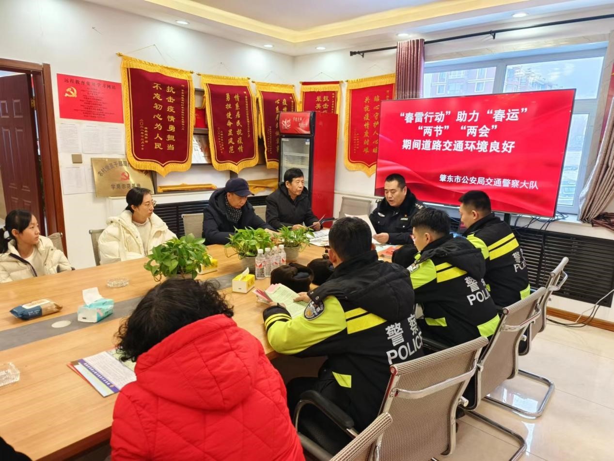 半岛·bob官方网站绥化肇东市公安大队：联合多警种走进社区共谱“安全之歌”(图2)