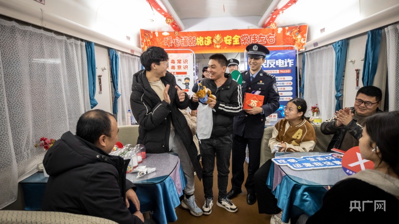 重庆铁路公安打造暖心返程旅途