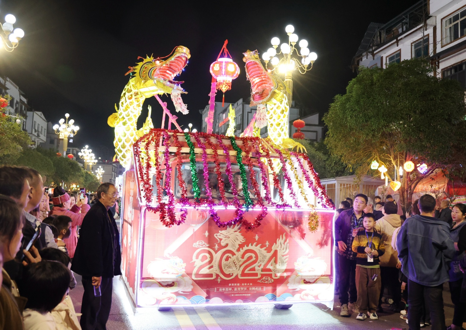 贵州施秉舞龙巡游闹新春民俗展演年味浓