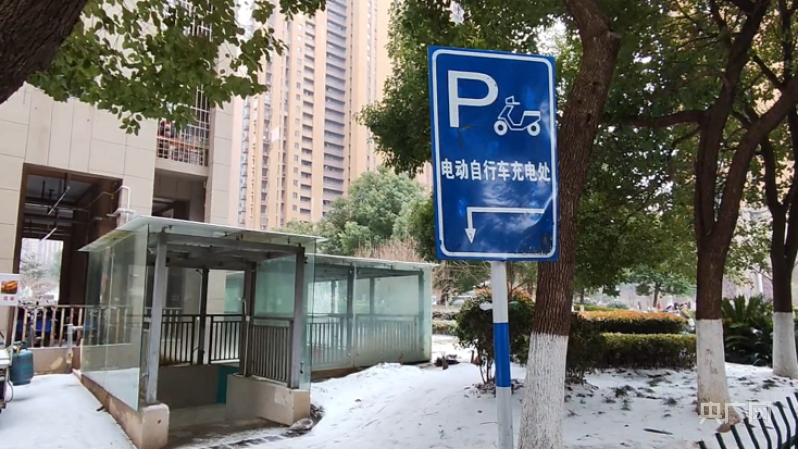 南京小区火灾追踪：架空层停车已多年
