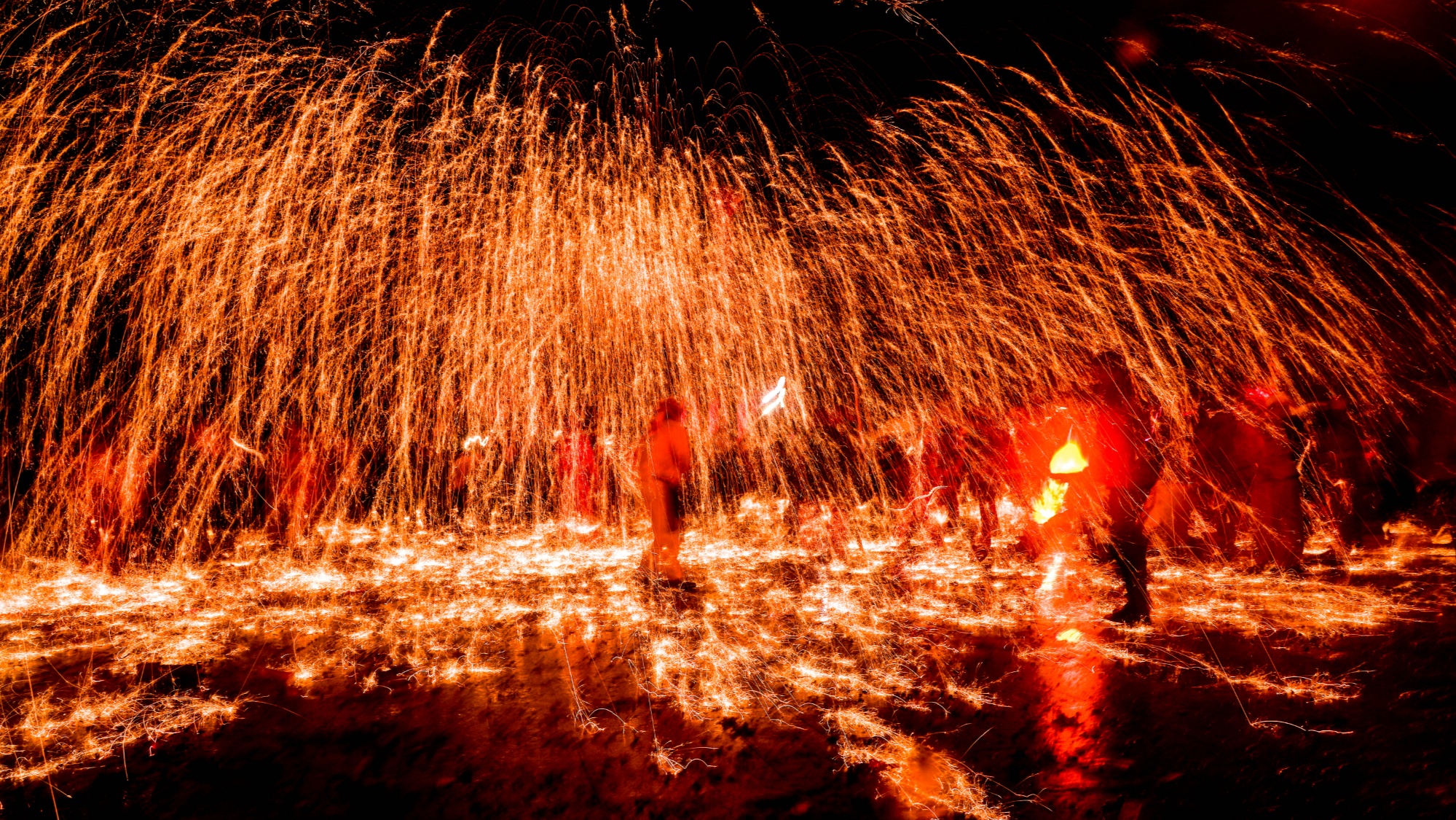 贵州金沙：“铁水银龙”闹元 大型焰火庆佳节
