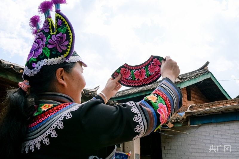正月十五来赛装云南永仁千年彝族t台秀焕发新生力