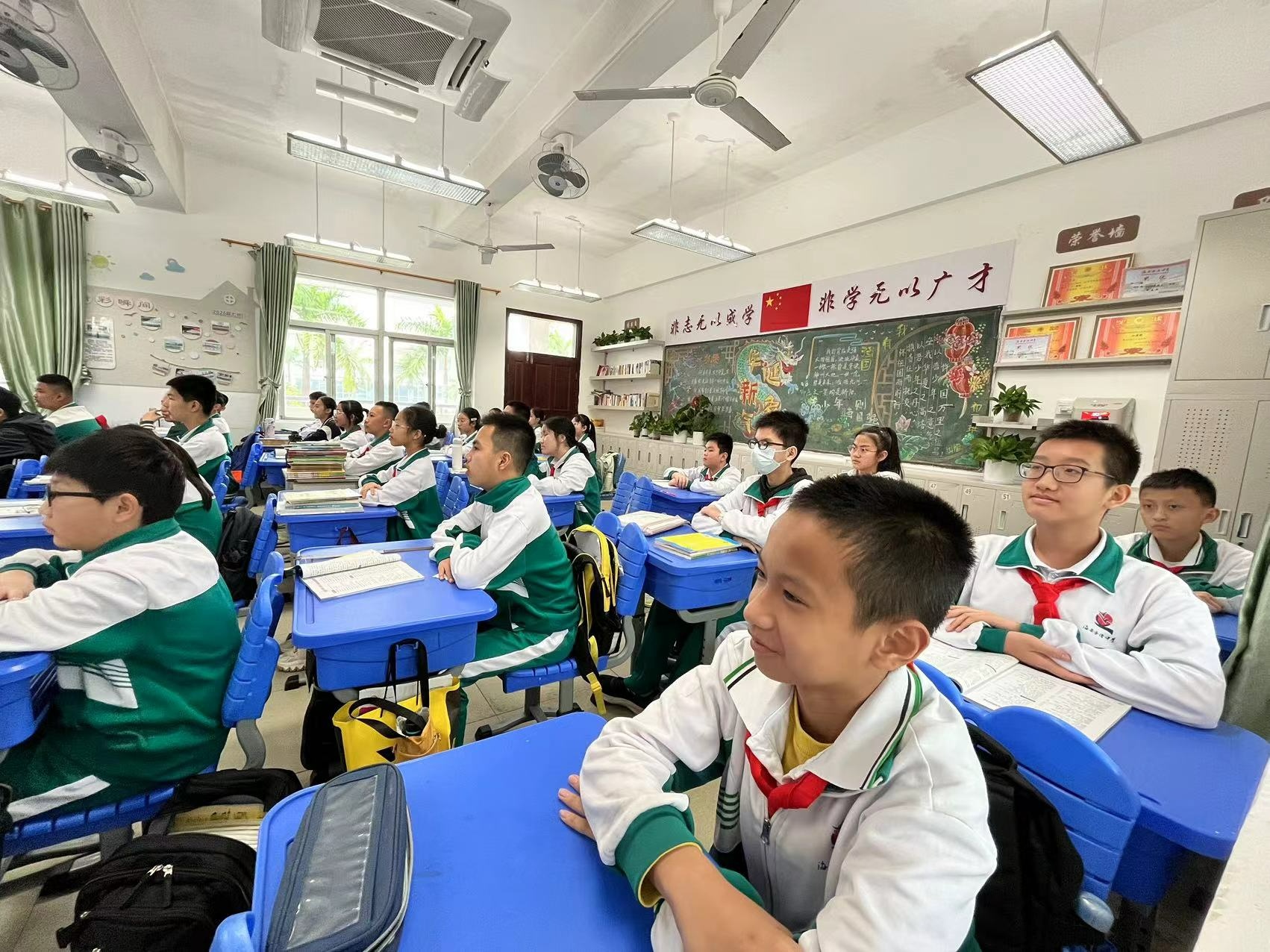 海南华侨中学初中部举行2024年春季学期开学典礼