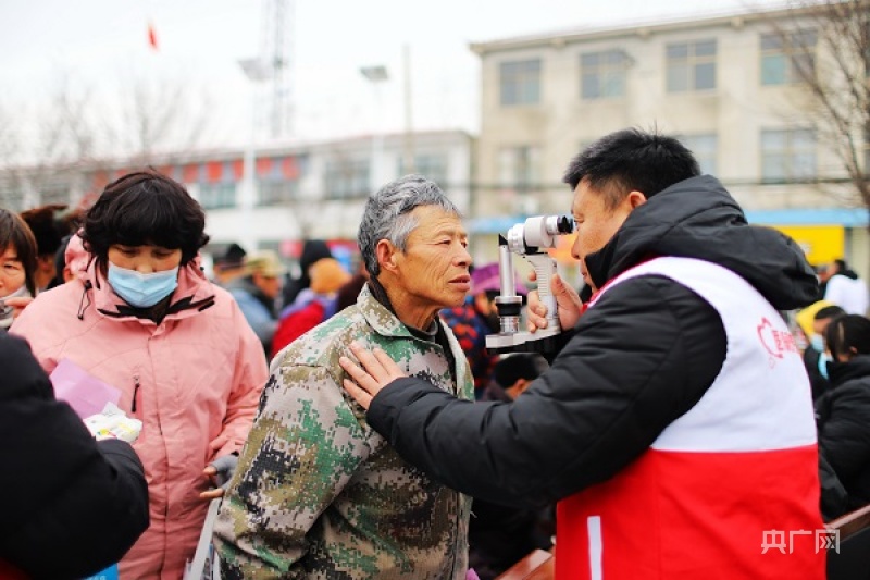 市政府办为我们村送来了产业发展的良策良法,为村小学送来新设备