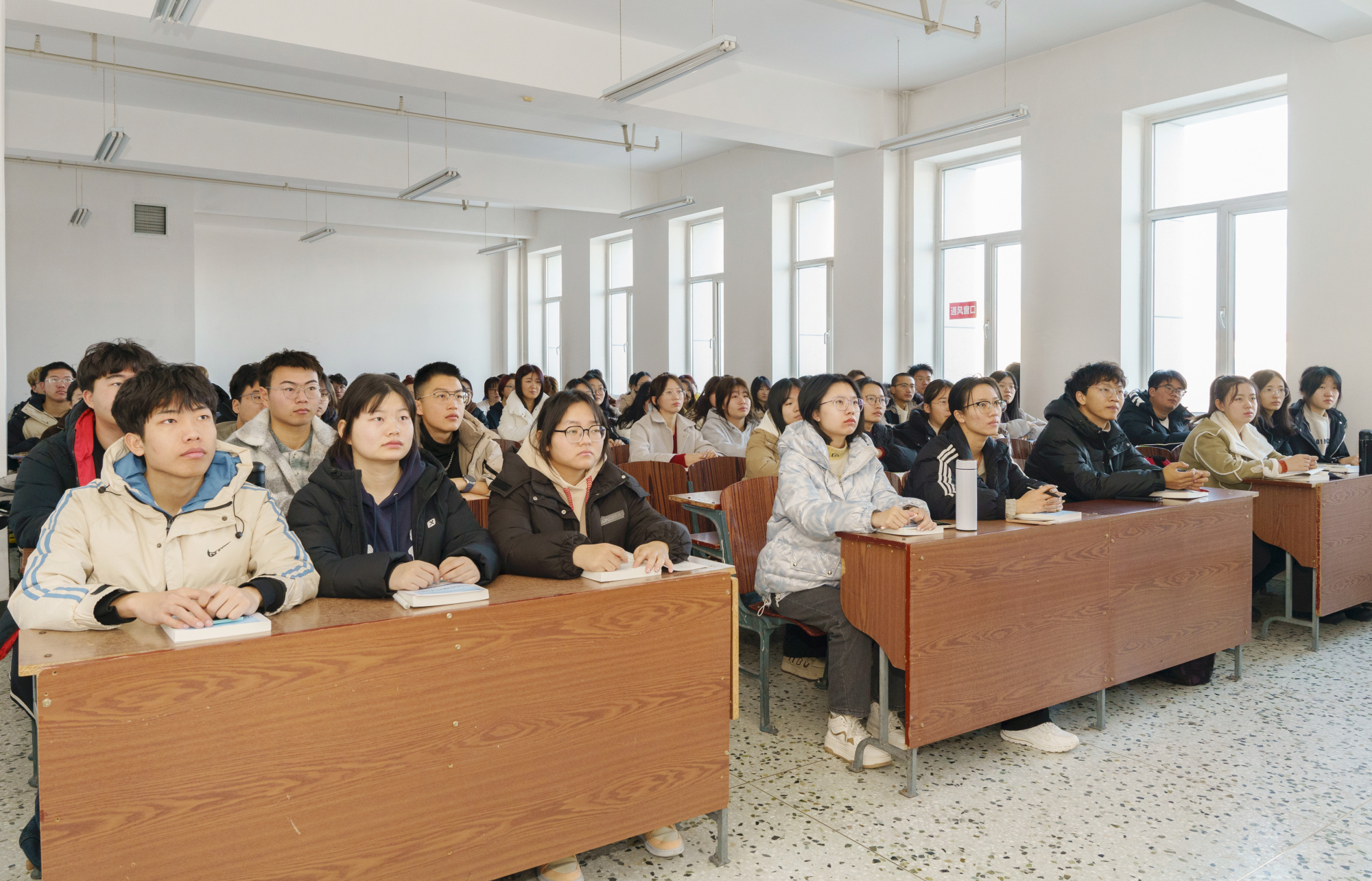 黑龙江东方学院师生共上开学第一课