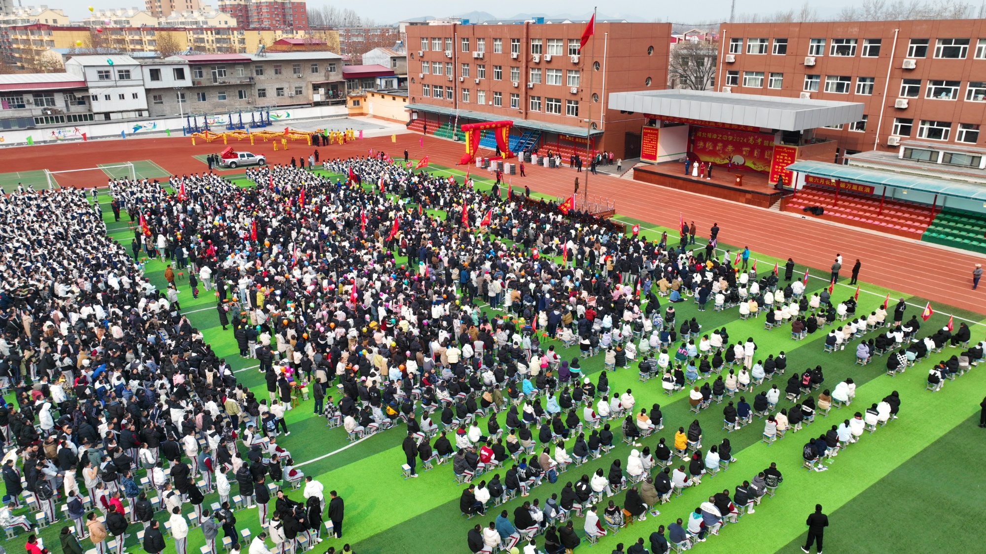 涞水县祖冲之中学高考百日誓师大会现场(李金璐  摄)会场上,标语醒目