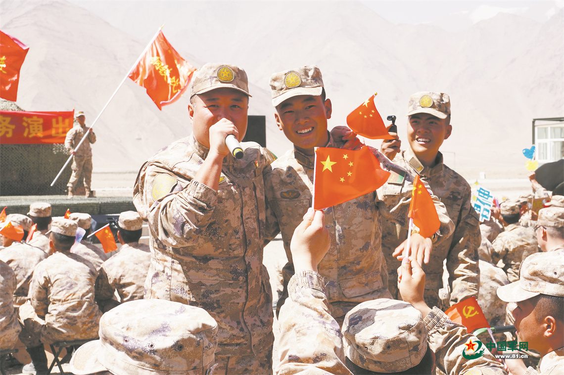 新疆军区文工团到高原边防开展为兵服务活动