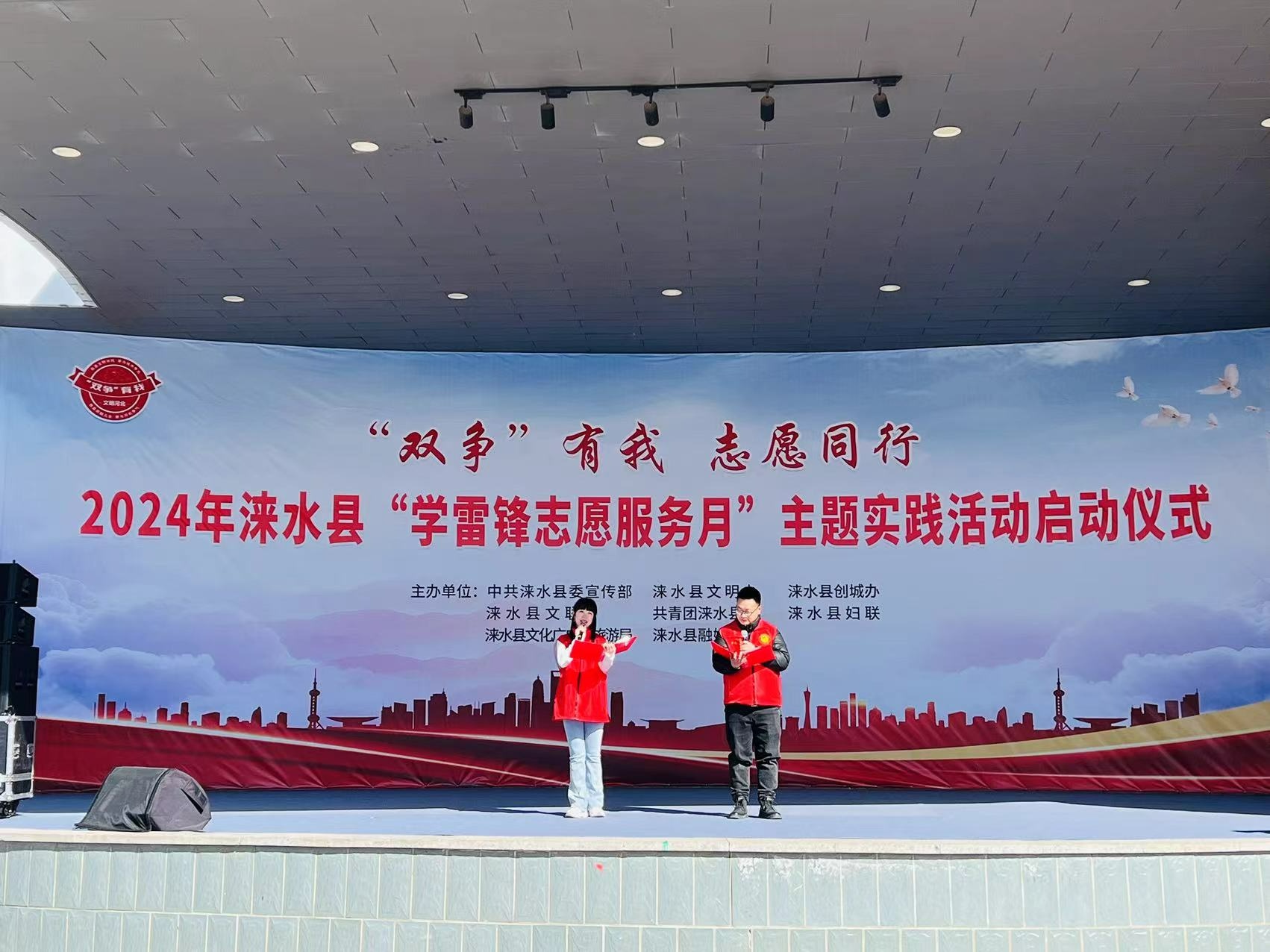 朗诵表演(秦紫薇  摄)舞蹈表演(秦紫薇  摄)近年来,涞水县坚持把学