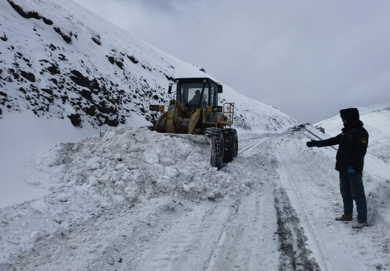 青海：合力清除农村公路结冰积雪