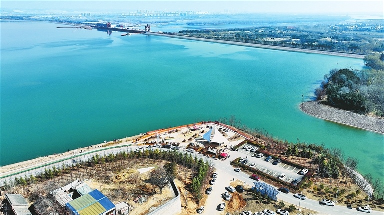 洛阳市孟津区大坝雄伟湖水碧绿