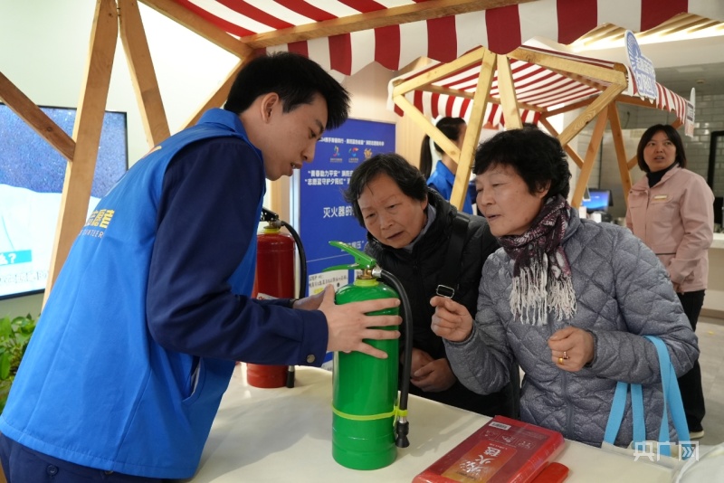 浦东消防一对一推进独居老人消防关爱项目