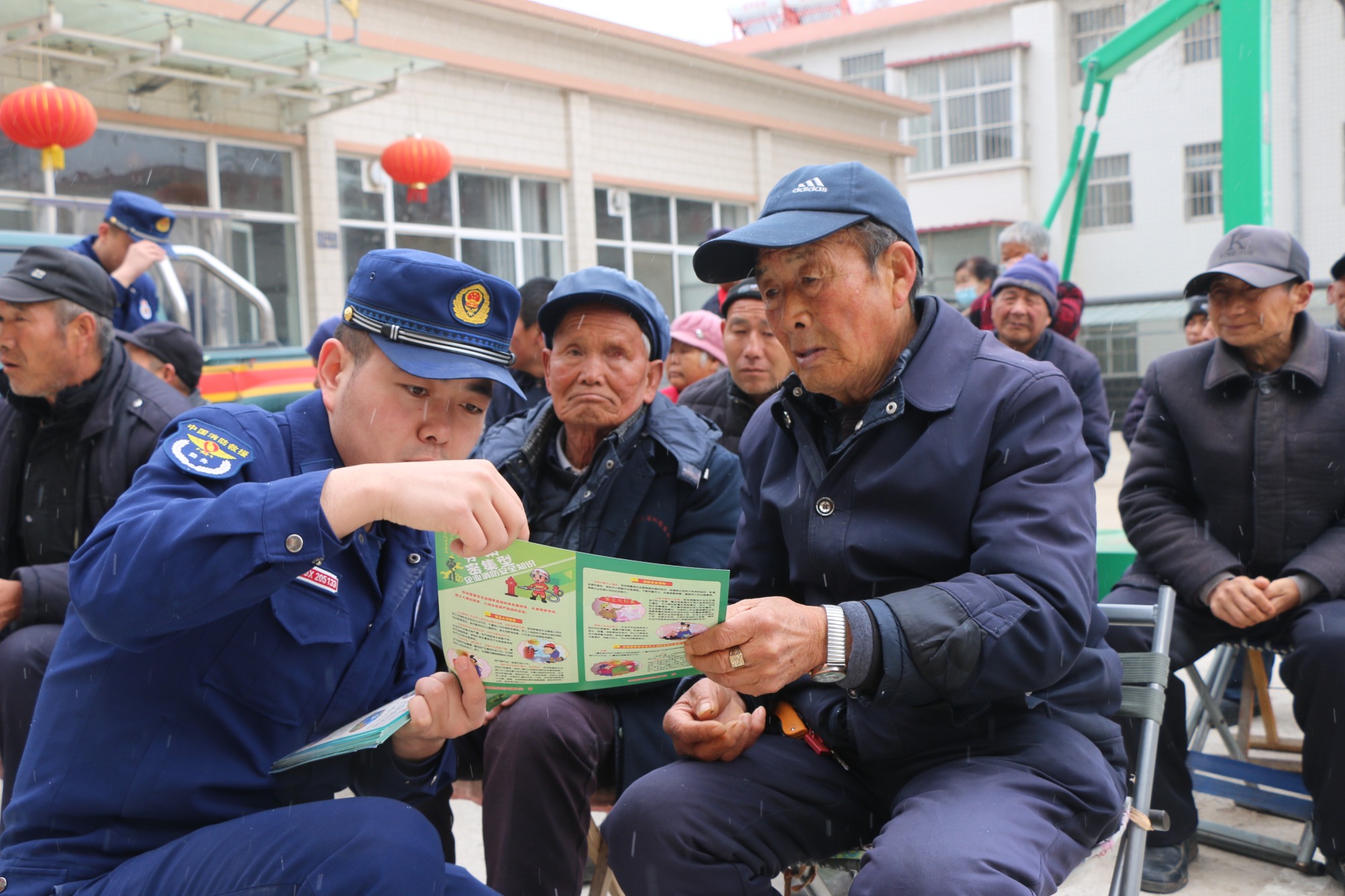 办一期主题黑板报"五个一"活动,大力宣扬雷锋同志的先进事迹,同时宣扬