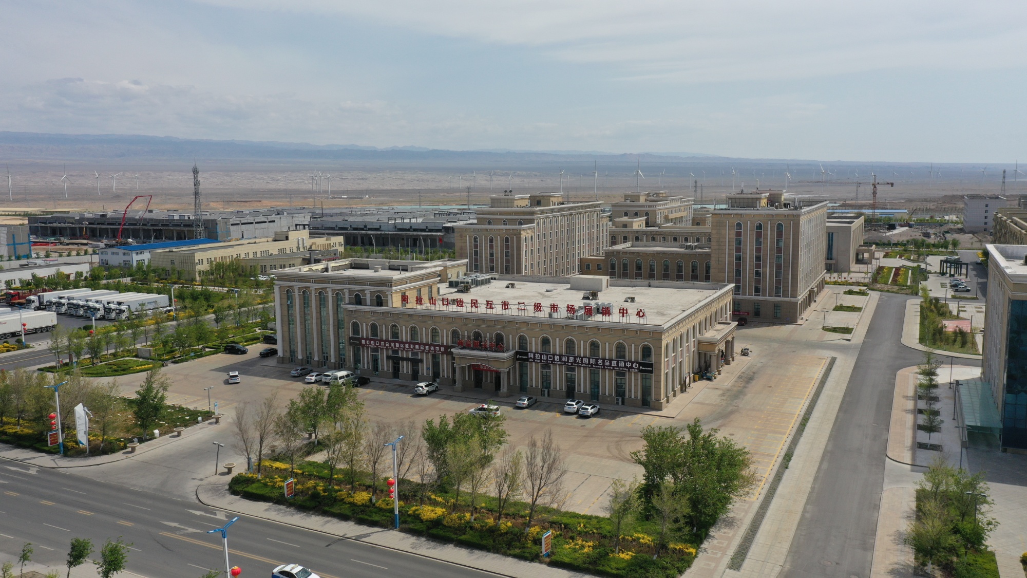 阿拉山口市边民王小辉说:"我们通过边民互市每天可以购买8000元的免税