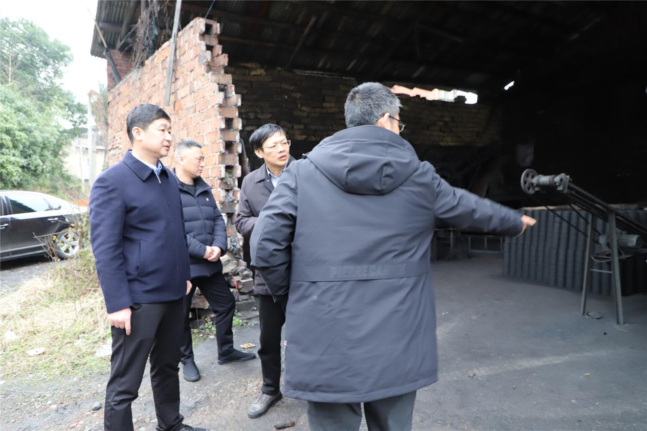 罗达意  供图)当天,付凯军一行径直来到双峰县城郊一处蜂窝煤球加工点