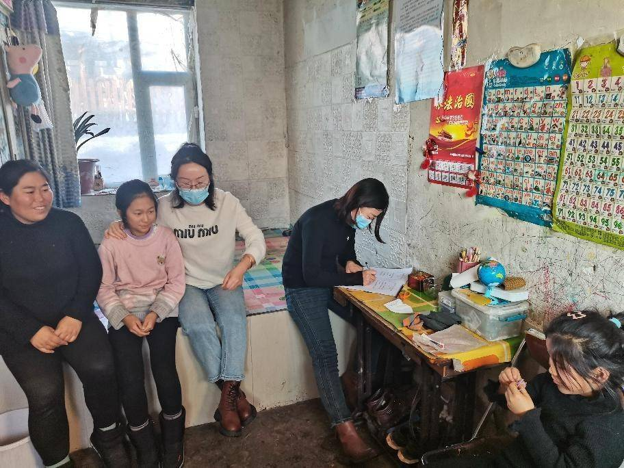 长白县四个坚持聚暖心奋进力量