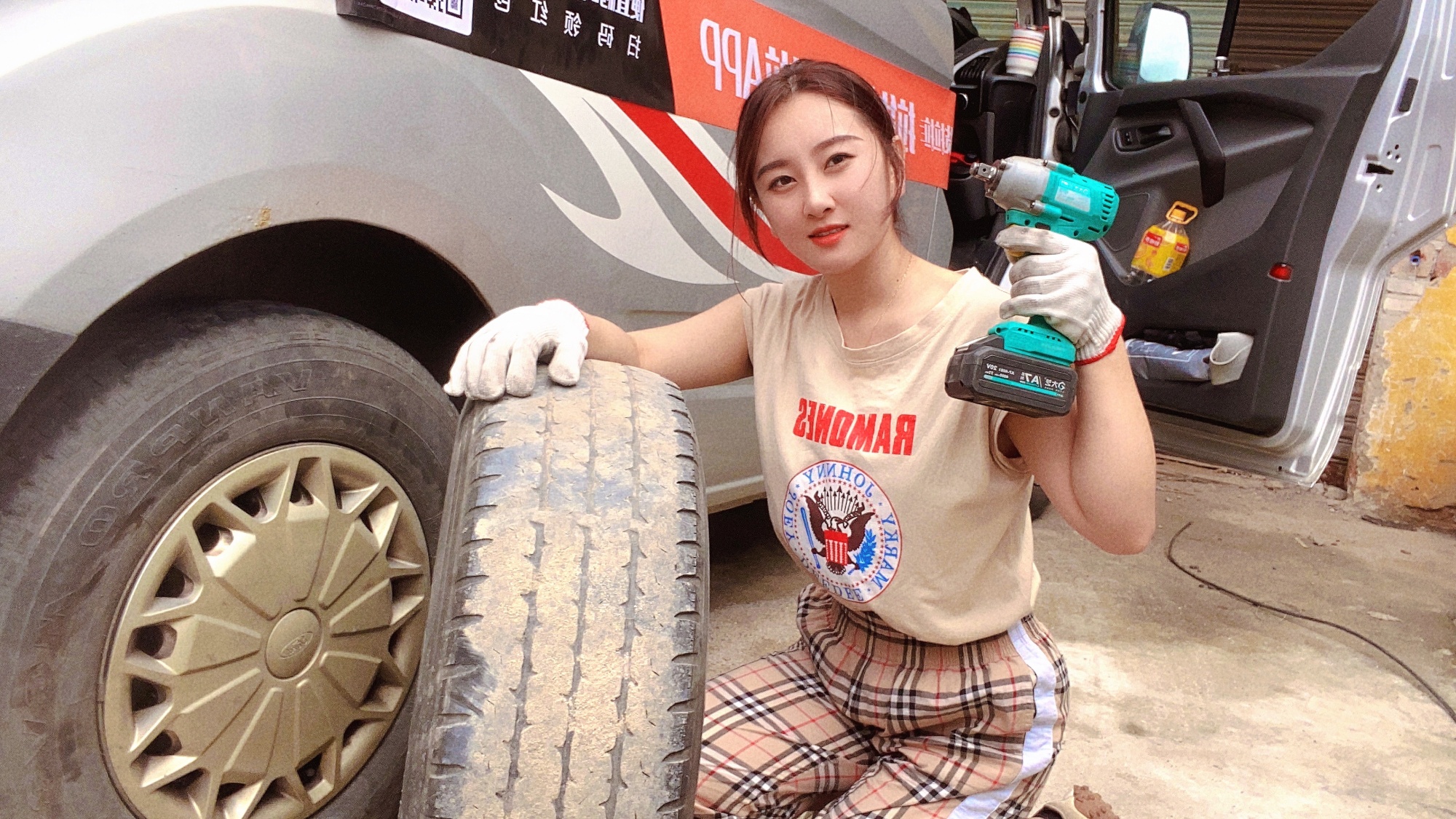 货拉拉女货车司机达5万人有人唱着歌拉着货有人今天在海边明天在森林