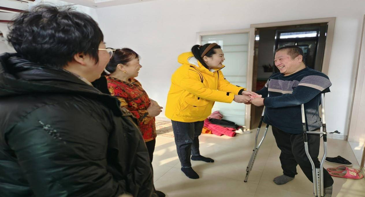 长白县四个坚持聚暖心奋进力量