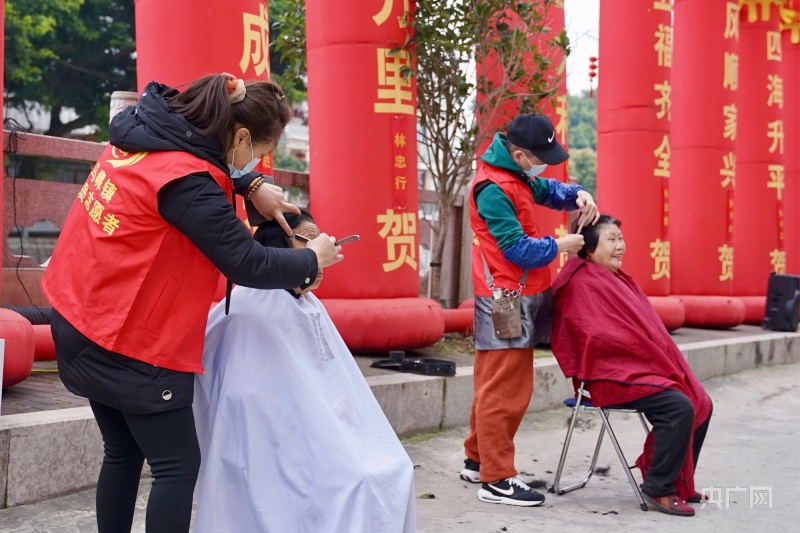 连江县马鼻镇拱头村里,老人正在品尝拗九粥(央广网记者  李姗姗  摄)