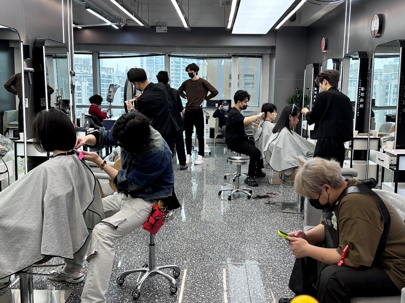 二月二“龙抬头” 深圳理发店一天接待上百人