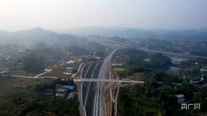 璧铜线铺轨近九成预计3月底贯通