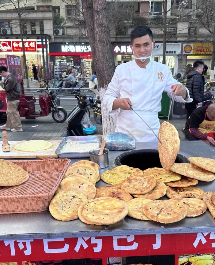 和田小伙让馕香飘满成都街头