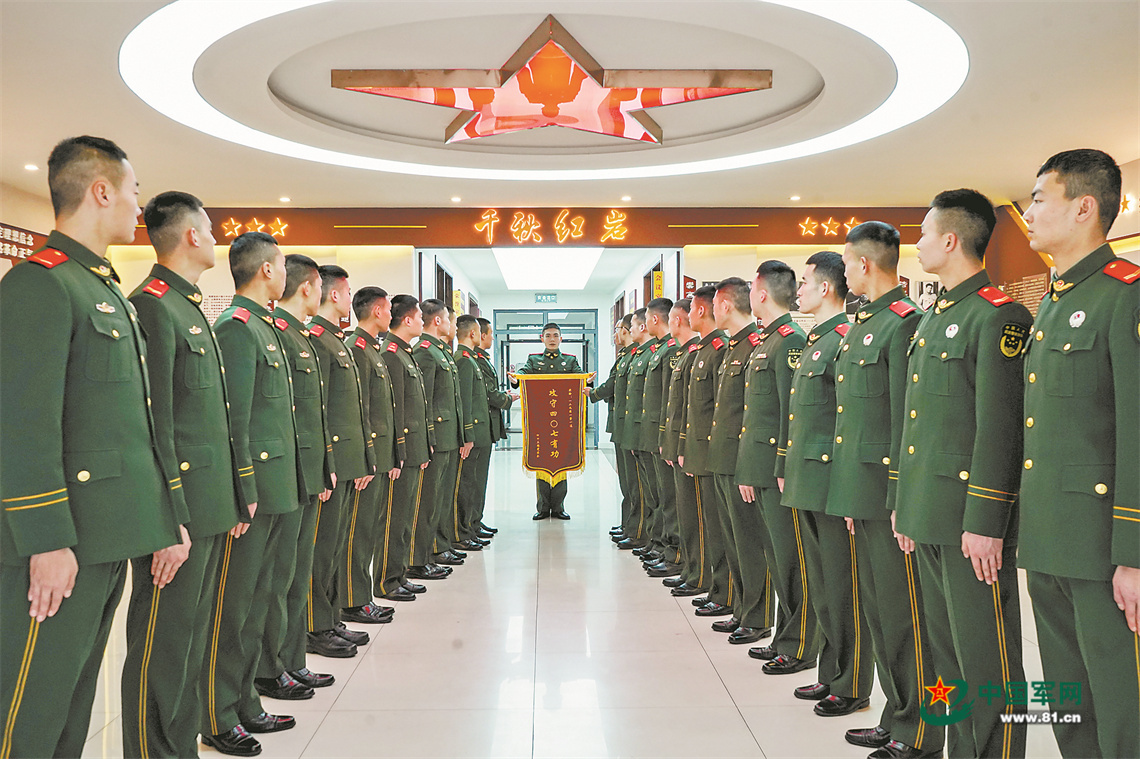 武警重庆总队执勤第二支队开展“展战旗、创佳绩”活动
