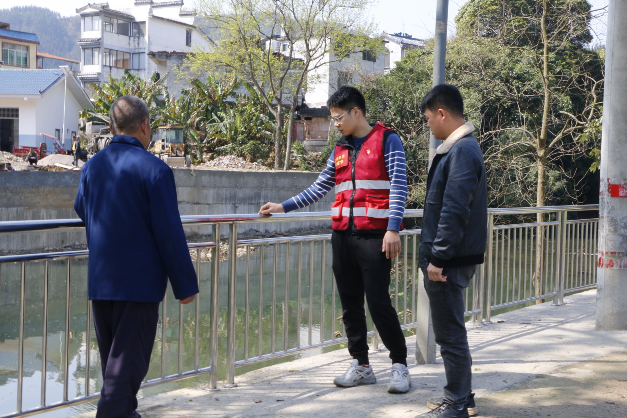 雷火电竞广西中烟柳州卷烟厂为帮扶村修建防洪堤及护栏(图2)