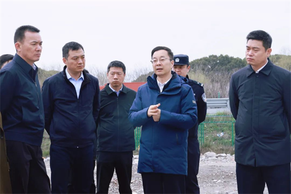 昆山市委书记周伟率队现场督查非法转移倾倒问题处置进展3月17日夜间