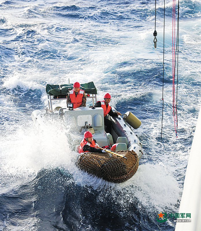 碧波深处 蹈浪砺兵——海军某护卫舰支队海上协同训练影像_央广网