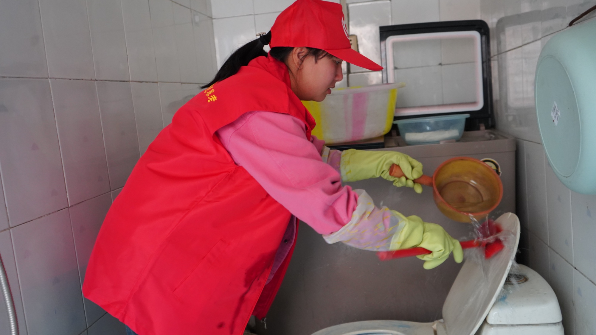 家住鼓场街道旭华社区的曾兴群老人,今年已经70岁了,曾婆婆与老伴一起