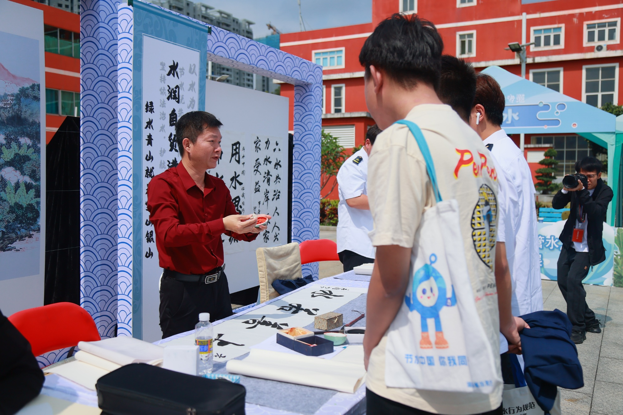 海南开展“中国水周”宣传活动