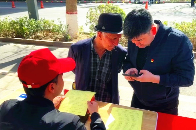 墨玉县举办12333全国统一咨询日活动