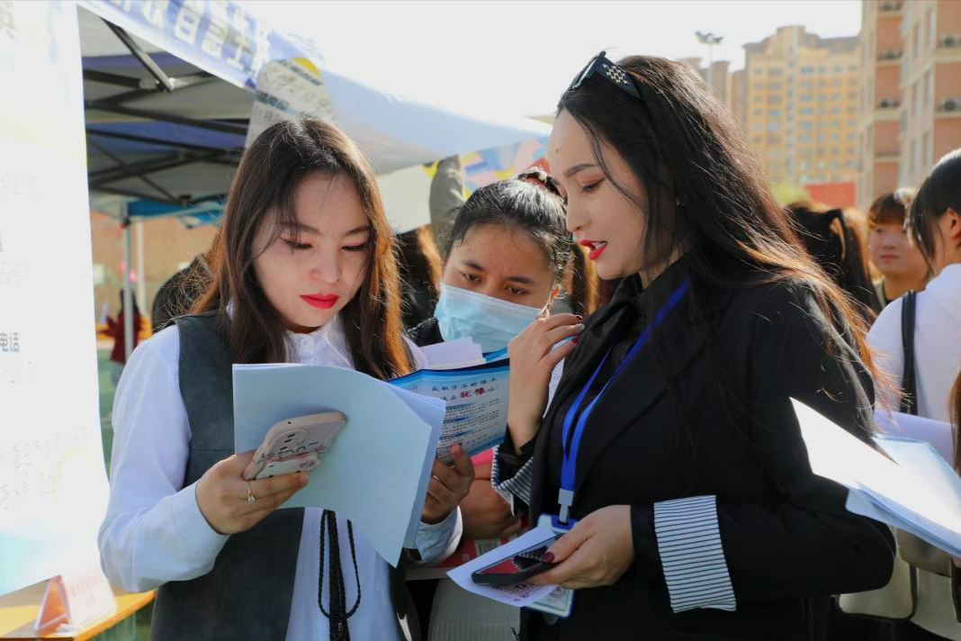 和田师范专科学校校服图片