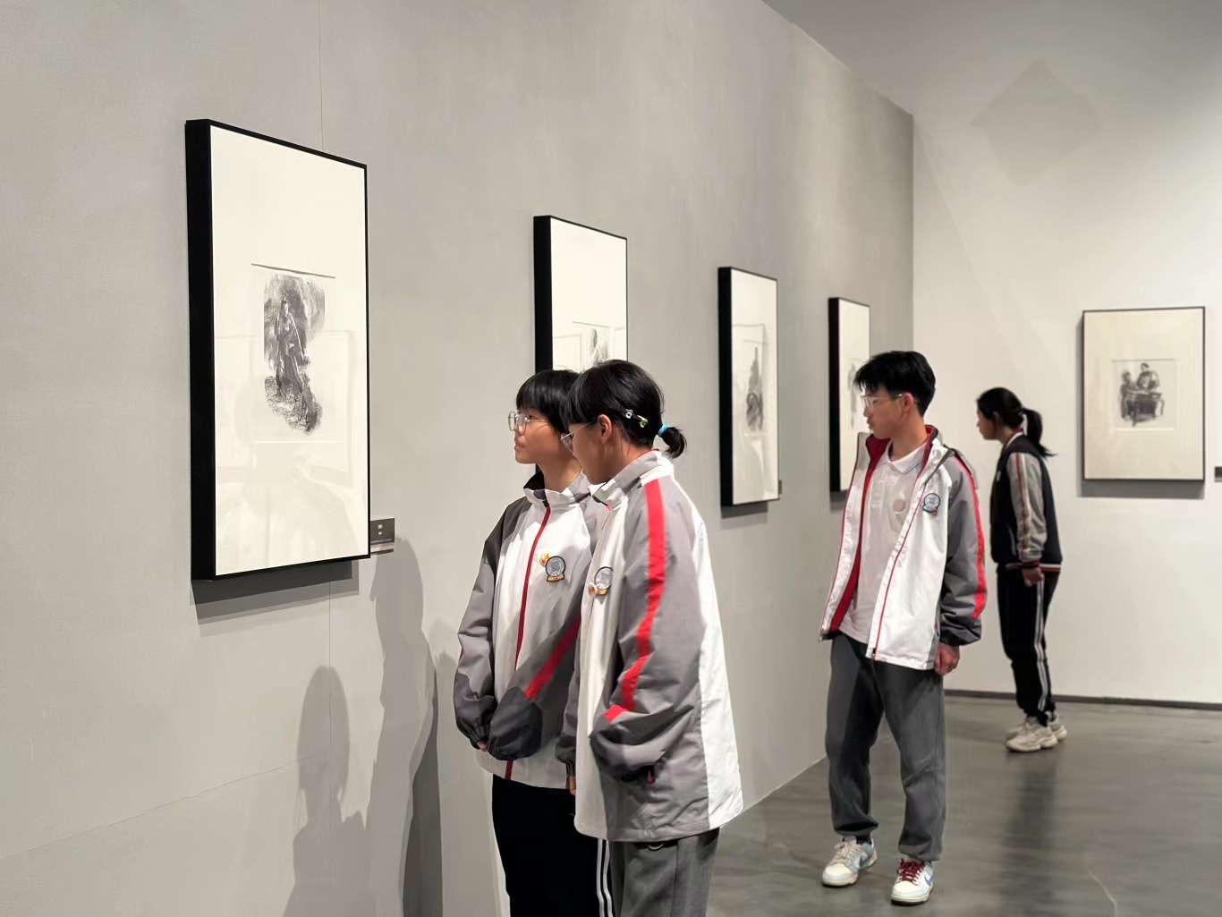 与卷同舒李晨插图艺术展在宁波美术馆开展