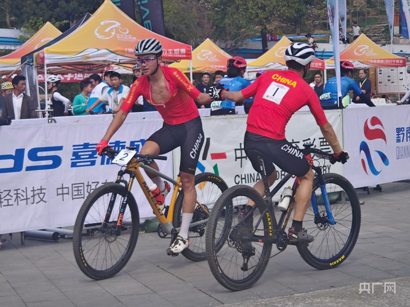 山地自行车精英在贵州福泉角逐荣耀