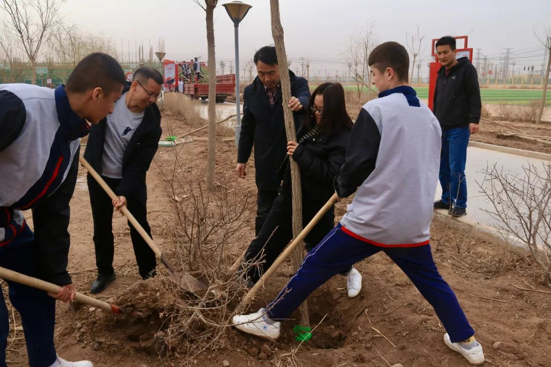 湖州援疆教师和学生一起栽种树木  (李梦琪  摄)活动现场,湖州援疆