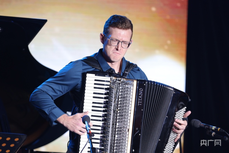 浦江咏春潮在这个浪漫的夜里国内外演奏家们拉起了手风琴