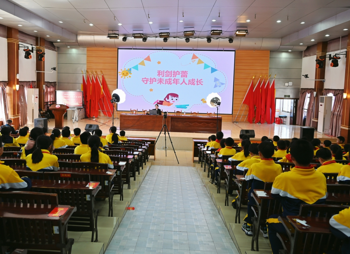 双霞针对河北邯郸事件中大家重点关注的"三人是否承担刑事责任"的问题