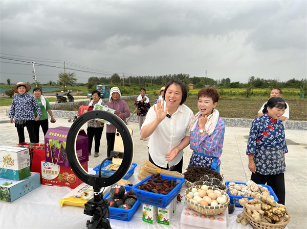 pg电子江苏“最美巾帼奋斗者”徐玲：航母女舵手 扎根在乡村(图2)