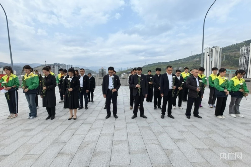 缅怀革命先烈石柱中学开展清明烈士陵园扫墓活动